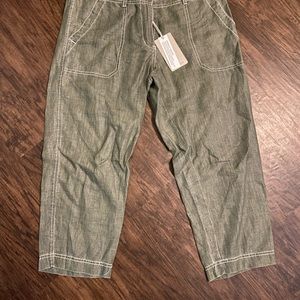Tommy Bahama Sea Glass Crop Linen Capri pants - color Tea Leaf - NWT size 8